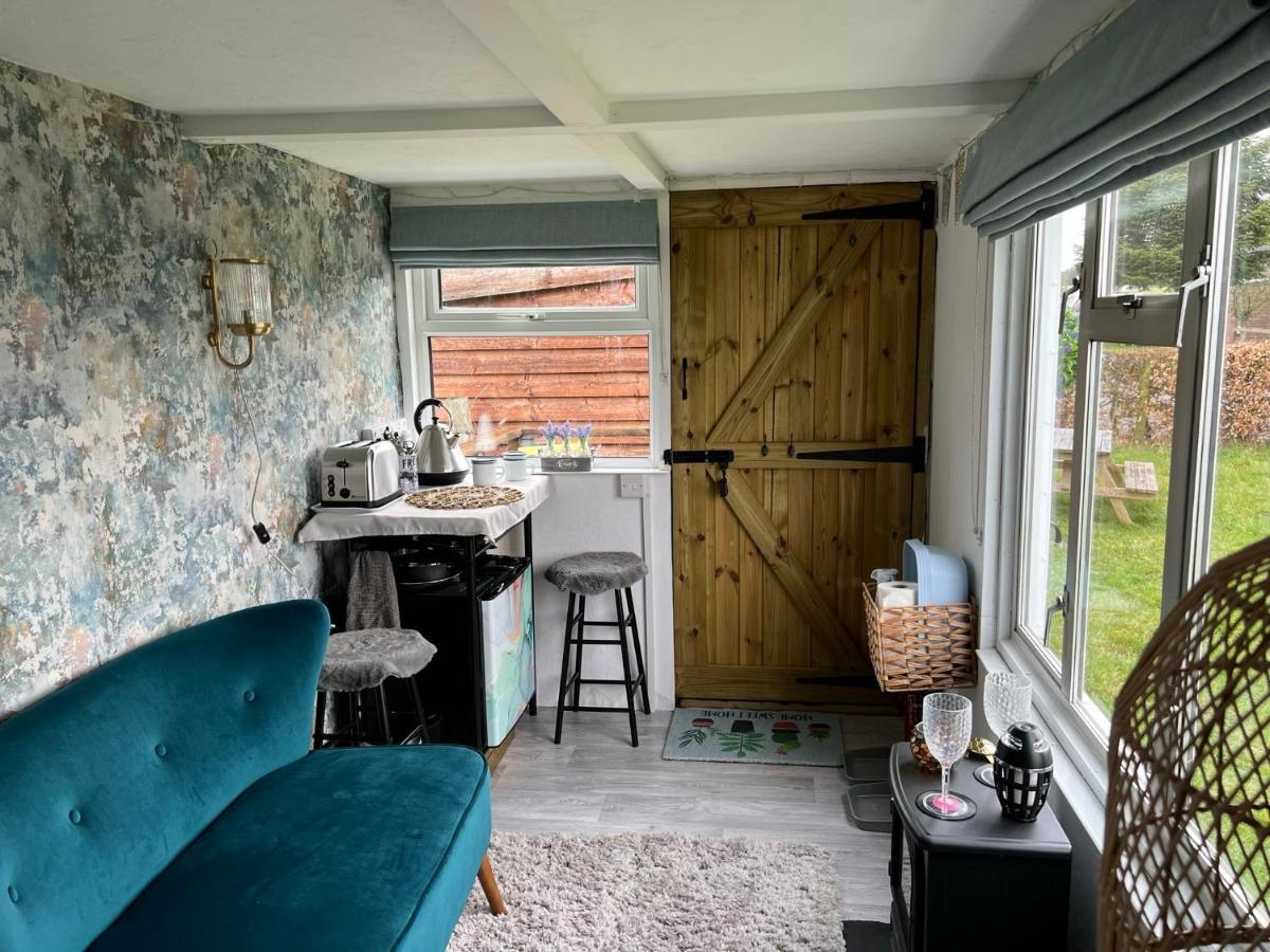 Bothy Hut Hotel Tring Exterior photo